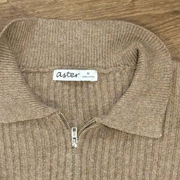 Tan Ribbed Cropped Zip Up Swester - Picture 2 of 6